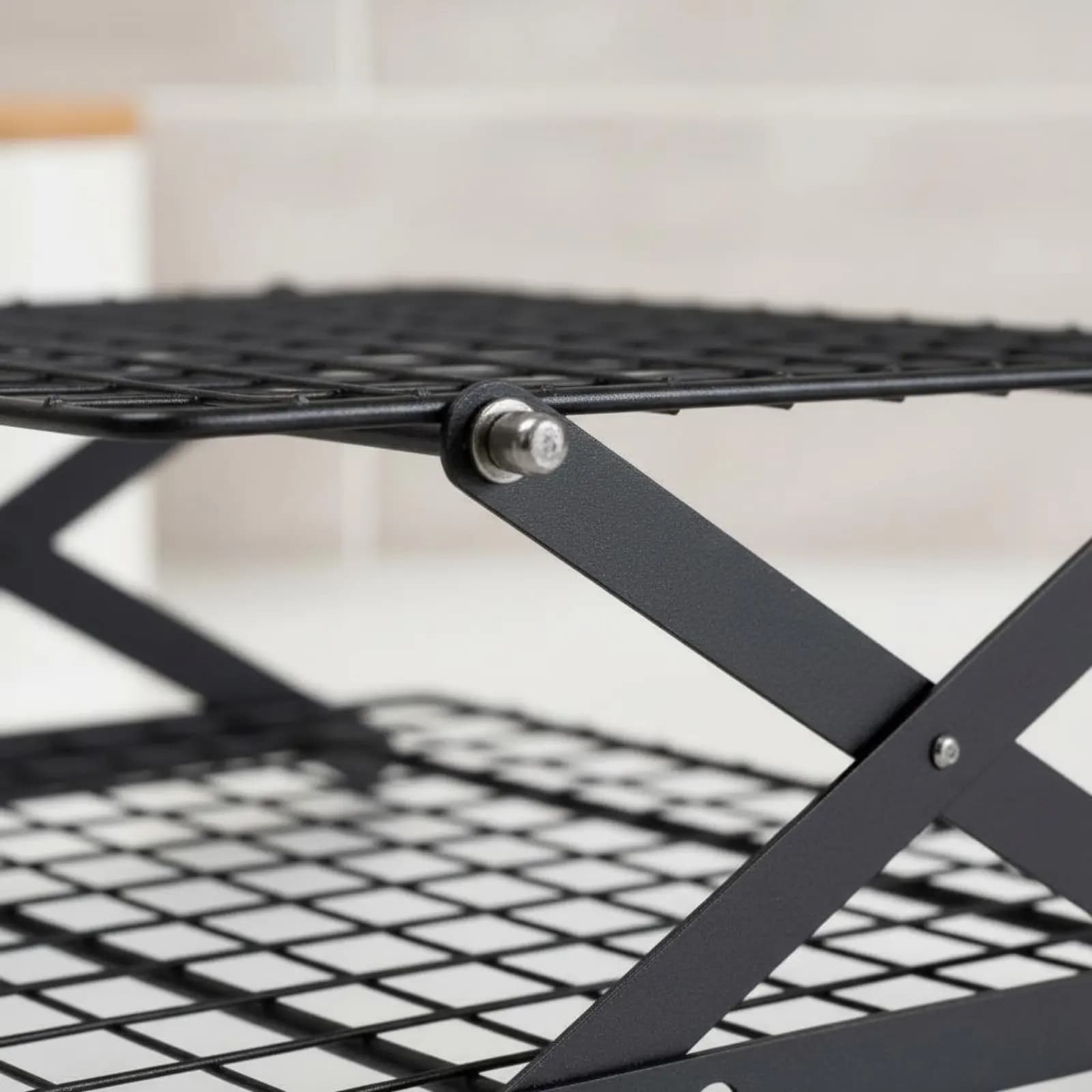 Versatile Adjustable Height Cooling Rack for Chefs